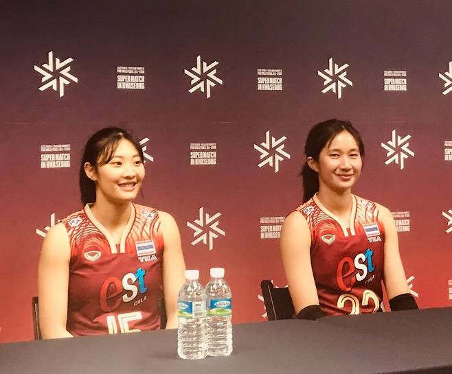 인터뷰하는 태국 여자배구 올스타팀의 나티마(오른쪽)와 나타니차 [촬영 이동칠]