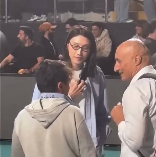 아본단자 페네르바체 감독(오른쪽)과 대화하는 김연경(중앙) [튀르키예 현지 방송 화면 캡처. 재판매 및 DB 금지]