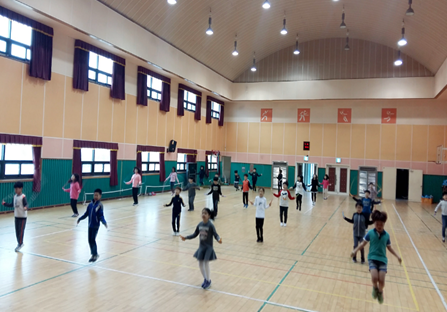 학생들이 오아시스 사업을 통해 줄넘기 활동을 하고 있다. /경기도교육청제공