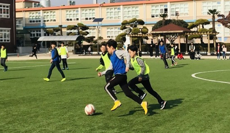 학생들이 오아시스 사업을 통해 축구 활동을 하고 있다. /경기도교육청제공