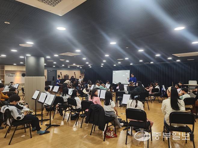 지난 18일 인천 서구 신현동 서구드림 아카데미에서 꿈의 오케스트라 단원들이 합주 연습을 하고 있다. 사진=최기주 기자