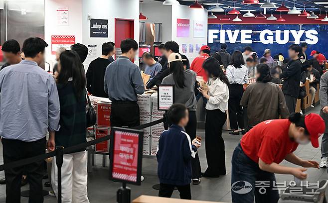 지속된 경기불황에도 파이브가이즈 광교가 일평균 방문객 1천500명을 기록하는 등 인기를 끌고 있는 가운데 20일 오후 수원시 영통구 갤러리아 광교에 입점한 파이브가이즈 광교 내부가 방문객들로 북적이고 있다.&nbsp;사진=임채운기자