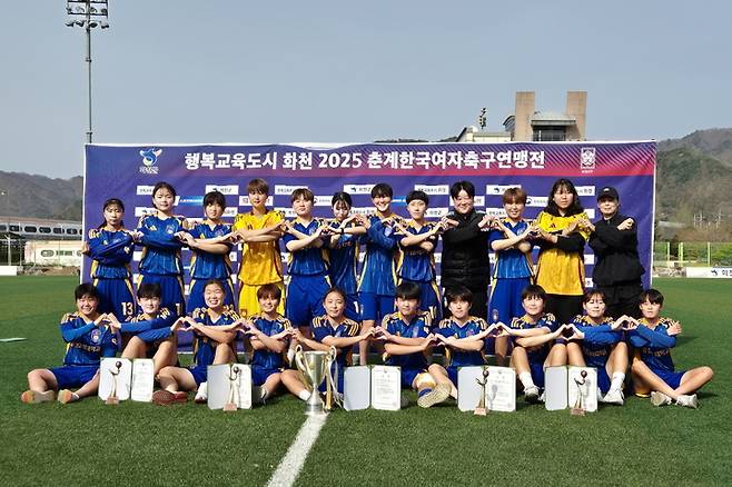 울산과학대학교 여자축구부는 지난 9~17일까지 강원도 화천에서 열린 2025 춘계한국여자축구연맹전에서 준우승을 차지한 후 기념촬영을 했다. 울산과학대 제공&nbsp;