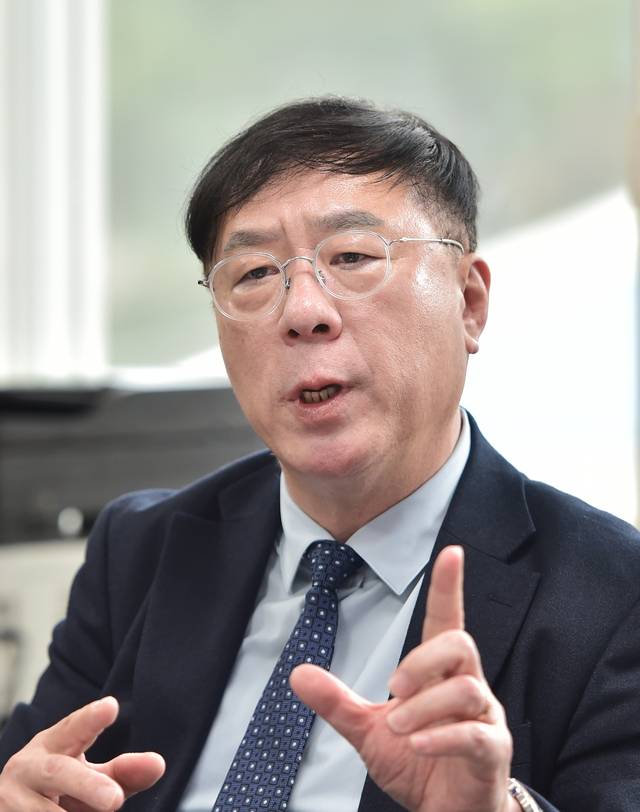 장재옥 대구시 맑은물하이웨이추진단장이 맑은 물 하이웨이 사업에 대해 설명하고 있다. 김진홍 기자 solmin@idaegu.com