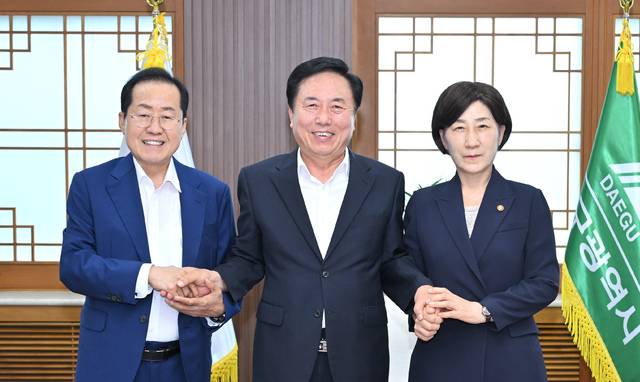 지난해 7월15일 대구시 산격청사에서 낙동강 상류지역의 물 문제를 해결하기 위한 간담회가 열렸다. 이날 간담회에 참석한 홍준표 대구시장, 한화진 환경부 장관, 권기창 안동시장 등이 의견을 나누고 있다. 대구일보DB