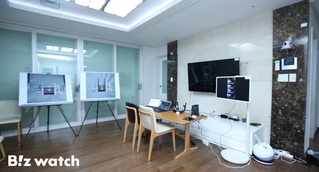 '홈 무선 환경 시험실'은 와이파이(WiFi) 공유기, 셋톱박스, IoT 기기 등 총 78종의 단말기가 실제 가정과 동일한 환경에서 작동하도록 구현됐다./사진=LG유플러스 제공