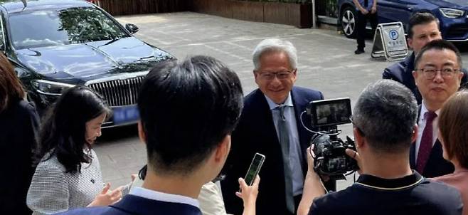 젠슨 황(가운데) 엔비디아 최고경영자(CEO)가 지난 17일 중국 베이징에 방문해 이동하고 있다. (사진=바이두 화면 갈무리)