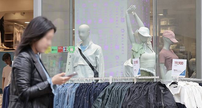 봄철 간절기 의류 패션 판매 실적이 극히 저조한 것으로 나타난 지난 16일 서울 중구 명동의 한 의류매장 쇼윈도에 반팔옷이 전시돼 있다. (사진=연합뉴스)