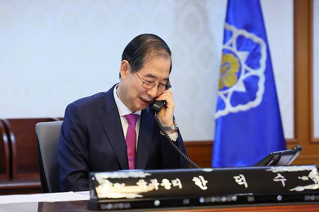한덕수 대통령 권한대행 국무총리가 8일 정부서울청사에서 도널드 트럼프 미국 대통령과 전화 통화를 하고 있다. 이날 통화에서 한국의 대미 무역 흑자 축소, 조선 협력, 미국산 액화천연가스(LNG) 구매, 알래스카 파이프라인 합작투자, 방위비 분담금 인상 등이 논의됐다.  (국무총리실 제공. 재판매 및 DB 금지) 2025.4.8/뉴스1
