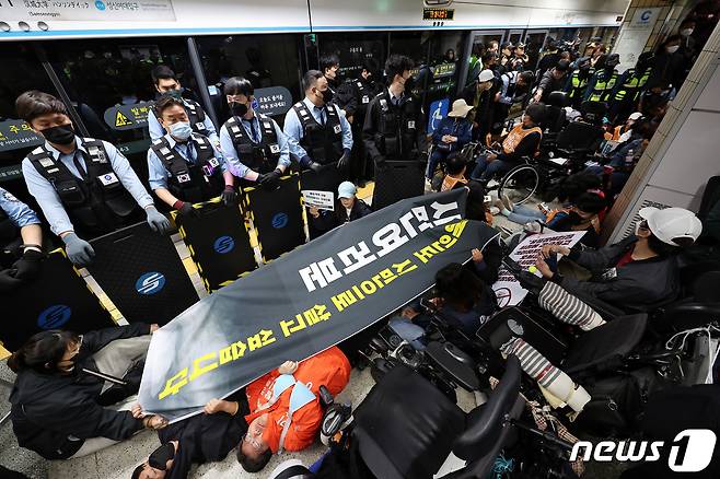 장애인의 날인 지난해 4월 20일 서울 4호선 한성대입구역에서 전국장애인차별철폐연대(전장연) 관계자들이 승강장에 누워 장애인권리 입법을 촉구하는 ‘다이인’(die-in) 퍼포먼스를 하고 있다.  2024.4.20/뉴스1 ⓒ News1 박지혜 기자