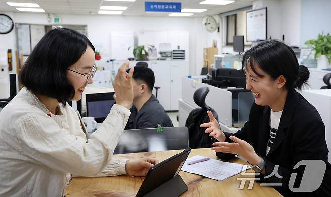 17일 서울 서대문구 서울수어전문교육원에서 장민영 과장과 송혜민 수어통역사가 뉴스1과 인터뷰를 하고 있다. 2025.4.17/뉴스1 ⓒ News1 김명섭 기자
