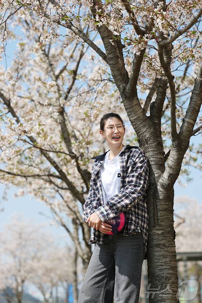 흥국생명 김수지가 15일 경기 화성시의 한 카페에서 열린 뉴스1과의 인터뷰에 앞서 포즈를 취하고 있다. 2025.4.15/뉴스1 ⓒ News1 김영운 기자