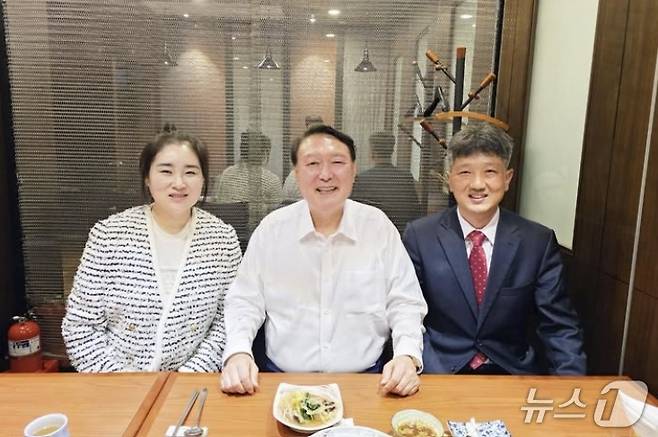 윤석열 전 대통령이 19일 서초동 아크로비스타 부근 식당으로 배의철(오른쪽) 김계리 변호사를 초청해 식사를 함께 했다. 윤 전 대통령이 사저로 외부인과 함께 있는 모습이 공개ㅡ된 건 이번이 처음이다. (김계리 변호사 SNS 갈무리) ⓒ 뉴스1