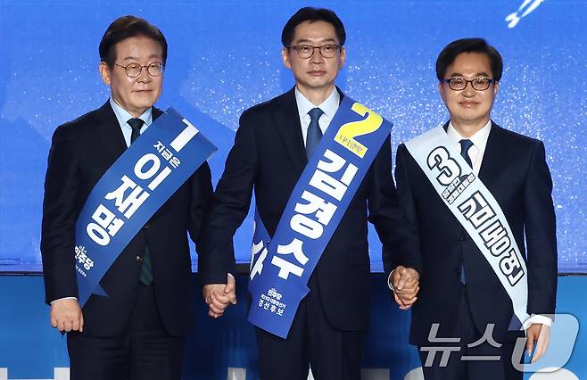더불어민주당 이재명(왼쪽부터), 김경수, 김동연 대선 경선 후보가 19일 충북 청주체육관에서 열린 제21대 대통령선거 후보자 선출을 위한 충청권 합동연설회에서 기념촬영을 하고 있다. 2025.4.19/뉴스1 ⓒ News1 김민지 기자