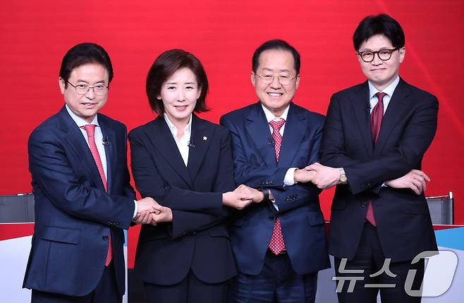 이철우(왼쪽부터), 나경원, 홍준표, 한동훈 국민의힘 대선 경선 후보들이 20일 오후 서울 강서구 ASSA아트홀에서 열린 제21대 대통령 후보자 1차 경선 B조 토론회에서 기념촬영을 하고 있다. 2025.4.20/뉴스1 ⓒ News1 국회사진취재단