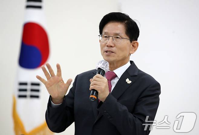 김문수 국민의힘 대선 경선 후보가 20일 오전 대구 수성구 국민의힘 대구·경북 당사에서 열린 지역 의원 간담회에 참석해 발언하고 있다. 2025.4.20/뉴스1 ⓒ News1 공정식 기자