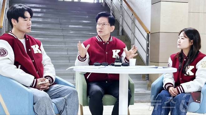 김문수 국민의힘 대선 경선 후보가 20일 대구 북구 산격동 경북대에서 대학생들과 청년토크쇼를 하고 있다. 2025.4.20/뉴스1 ⓒ News1 남승렬 기자