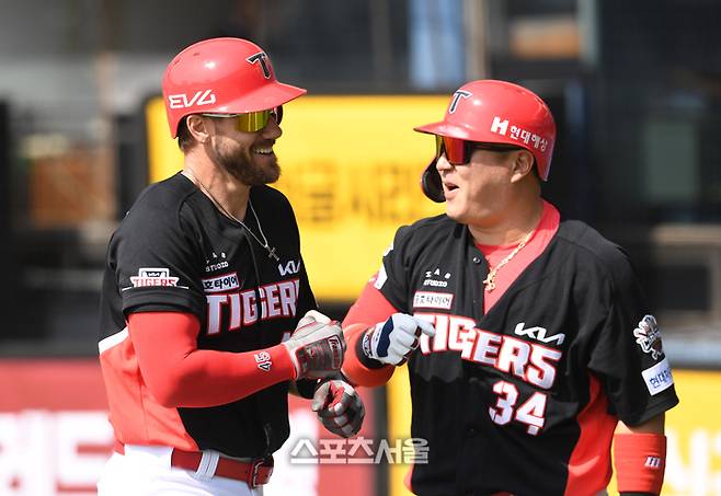 KIA 외국인 타자 패트릭 위즈덤과 최형우가 웃고 있다. 잠실 | 박진업 기자 upandup@sportsseoul.com