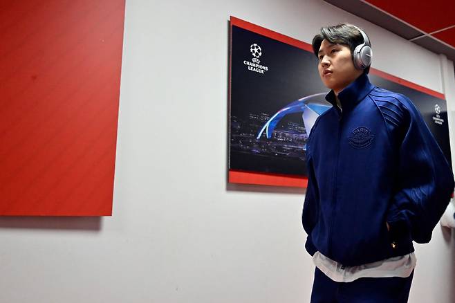 이강인의 잉글랜드 프리미어리그 이적은 쉽지 않을 전망이다. 파리 생제르망(PSG)에서 좀처럼 기회를 부여받지 못하고 있는데도 구단에서는 재계약을 원한다는 이야기가 전해졌다.

이강인 입장에서는 뛸 수 있는 팀으로 이동하는 게 가장 좋은 선택이다. 재계약하게 된다면 다음 시즌 주전급의 출전 기회를 보장받을 필요가 있다.

구단은 이강인의 다재다능한 포지션 소화 능력을 높게 평가하는 것으로 보인다. 주전 선수들이 부상으로 이탈할 경우 이강인이 빈자리를 채울 수 있다고 보고 있다. 또한 이강인은 아시아 시장 마케팅을 위해서도 팀에 남겨야 하는 선수로 분류된다. 사진=SNS