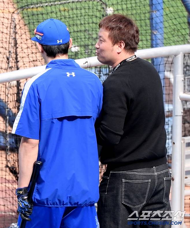 왕조시절 막내였던 구자욱과 반갑게 포옹한 후 이야기 나누는 채태인. 삼성의 주전 1루수였던 채태인은 구자욱의 성장과 함께 경쟁에서 밀려 넥센으로 트레이드됐다. 그럼에도 채태인은 구자욱을 "정말 자랑스러운 후배"라며 극찬했다.