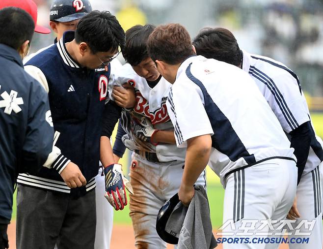 19일 잠실야구장에서 열린 두산과 KIA의 경기, 4회말 2사 1루 두산 박계범 타석�� 1루주자 정수빈이 KIA 올러의 견제구에 옆구리를 맞아 고통스러워 하고 있다. 잠실=허상욱 기자