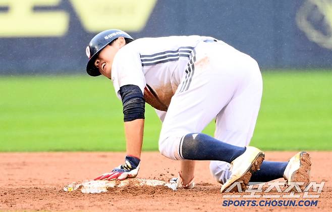 1루주자 정수빈이 2루 도루를 성공하고 있다.