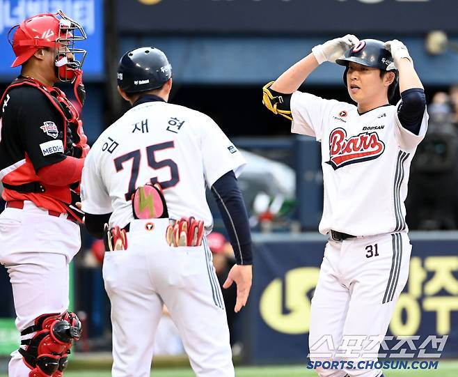 1회말 선두타자 홈런을 기록한 정수빈, 통산 1700경기 출장을 자축하는 솔로포, 그의 통산 1500번째 안타가 나오는 순간이었다.