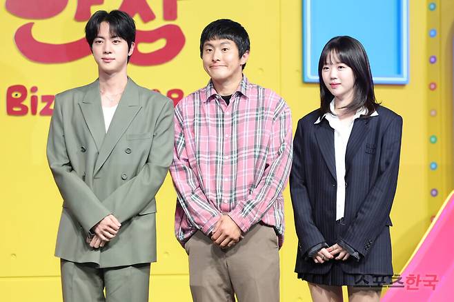 넷플릭스 예능 '대환장 기안장' 제작발표회 참석한 BTS 진, 기안84, 지예은. 25.04.15 ⓒ이혜영 기자 lhy@hankooki.com
