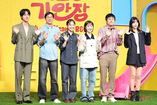 넷플릭스 예능 '대환장 기안장' 제작발표회 참석한  BTS 진, 정효민 PD, 이소민 PD, 황윤서 PD, 기안84, 지예은. 25.04.15 ⓒ이혜영 기자 lhy@hankooki.com