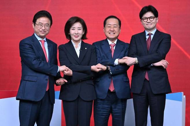 20일 서울 강서구 ASSA아트홀에서 열린 국민의힘 제21대 대통령 후보자 1차 경선 조별 토론회에서 B조 후보들이 시작 전 기념 촬영을 하고 있다. 왼쪽부터 이철우·나경원·홍준표·한동훈 후보. 국회사진기자단