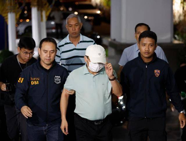 지난달 지진으로 무너진 태국 감사원 건물 시공사의 중국인 관계자인 장촹린이 19일 방콕의 한 호텔에서 태국 수사당국 관계자들에게 체포된 뒤 호송되고 있다. EPA연합뉴스
