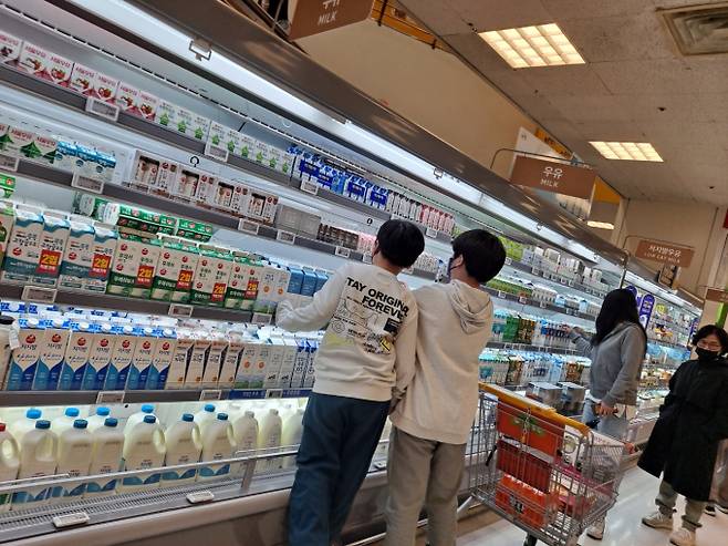 대형마트 휴무일, 이마트·롯데마트·홈플러스‧코스트코 등 마트 휴일, 쉬는날 ©bnt뉴스= 이마트·롯데마트·홈플러스·코스트코 등 대형마트 4사가 이번 주는 각사별 특색있는 할인행사에 돌입한다. 이마트는 4번째 ‘가격파격 선언’ 행사를, 롯데마트 토이저러스가 주요 완구 상품과 전자게임류를 최대 40% 할인 판매하는 '해피 패밀리데이' 행사를, 기업회생절차에 들어간 홈플러스는 뒤숭숭한 가운데, 할인 행사를 진행하고 이번엔 현금확보에 사활 건 할인 이번엔 '메가 캠크닉 대전' 행사를 진행한다.