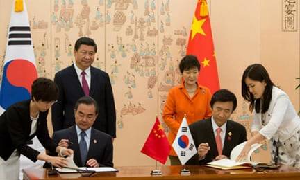 2014년 7월 3일 박근혜 대통령과 방한한 시진핑 주석이 지켜보는 가운데 윤병세 외교부장관과 왕이 중국 외교부장이 한중 영사협정에 서명하고 있다. 중국은 김영환씨 고문사건 2년 후에야 영사협정 체결에 동의했다./청와대