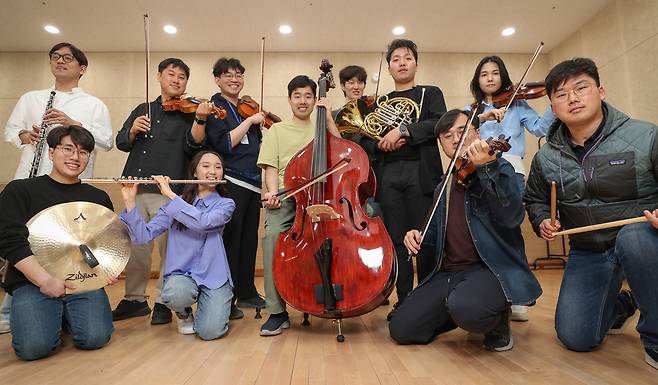 지난 18일 오후 경기 수원시 경기아트센터에서 단원들이 본인의 악기를 들고 있다. /박성원 기자