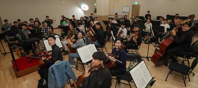 리베라 오케스트라가 지난 16일 오후 경기 수원시 경기아트센터에서 활짝 웃고 있다. /박성원 기자