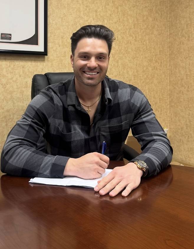 프로야구 SSG 랜더스가 치료 중인 기예르모 에레디아의 대체 외국인 타자로 라이언 맥브룸을 영입했다. SSG는 20일 "1루수와 우익수 자원인 좌투우타 맥브룸과 7만5000달러에 계약했다"고 밝혔다. /SSG 랜더스