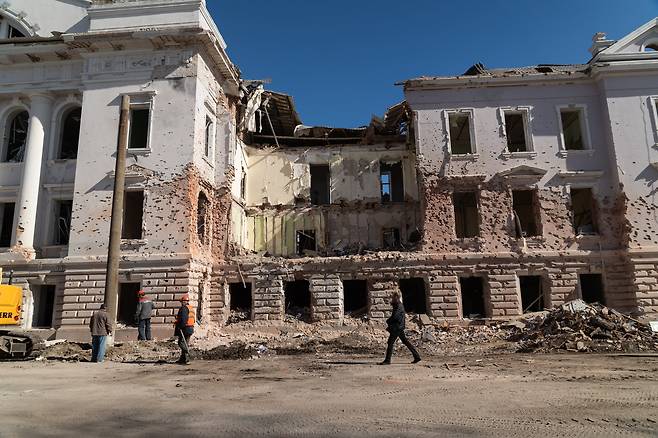 지난 13일 러시아군의 탄도 미사일 공격으로 35명이 사망하고 120명이 부상한 수미시 중심가 참사 현장에서 자원봉사자들이 잔해를 정리하고 있다. /안나 치히마