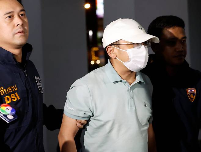 태국 방콕 붕괴 빌딩 시공사의 중국인 임원이 체포되고 있다. /EPA 연합뉴스