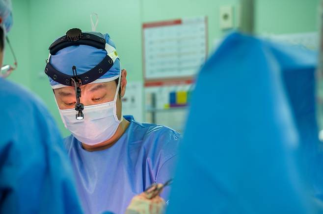 이승환 강동경희대병원 소화기외과 교수가 수술을 하고 있는 모습. /강동경희대병원