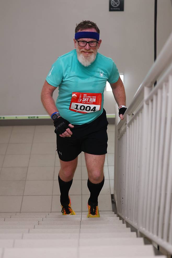 20일 서울 송파구 롯데월드타워에서 열린 '2025 롯데월드타워 스카이런 위드 스파이더(SPYDER)'에서 한 외국인 참가자가 계단을 오르고 있다. 롯데물산이 주최하는 스카이런은 롯데월드타워 123층, 555m, 총 2917개의 계단을 오르는 국내 최고 높이의 수직 마라톤 대회다./뉴스1