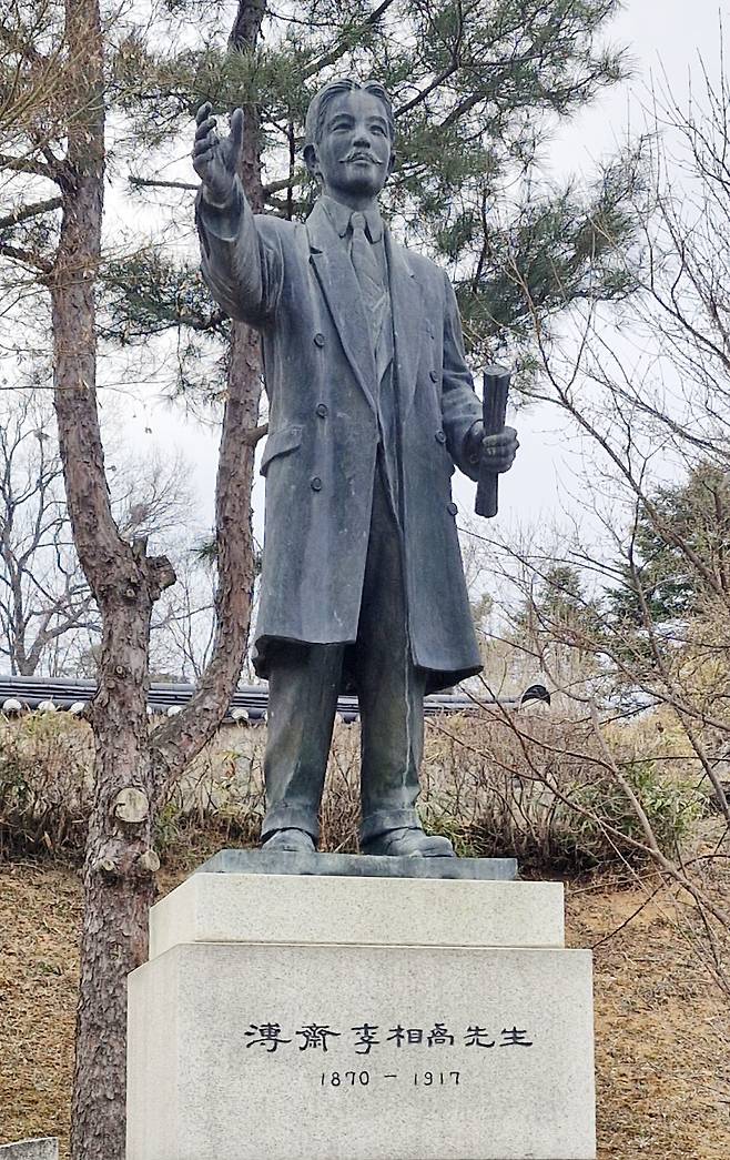 충북 진천 이상설 생가 옆의 숭렬사 경내에 세워진 보재 이상설 동상. 김재근 선임기자