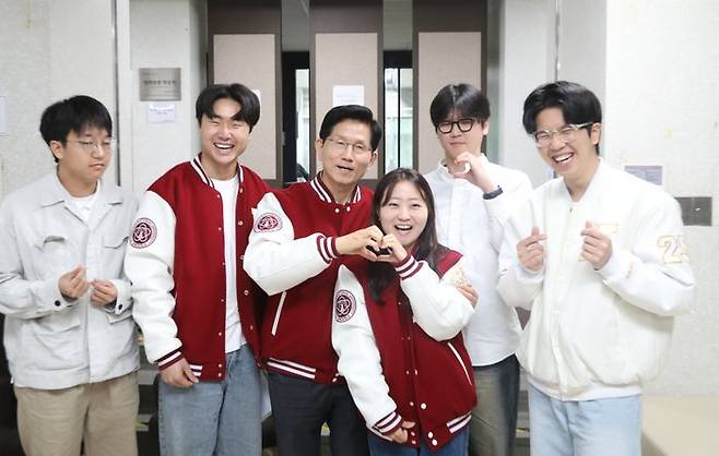 김문수 국민의힘 대선 경선 후보가 20일 오전 대구 북구 산격동에 위치한 경북대 사회과학대학에서 경북대 학생들과 기념 사진을 촬영하고 있다. ⓒ김문수 캠프