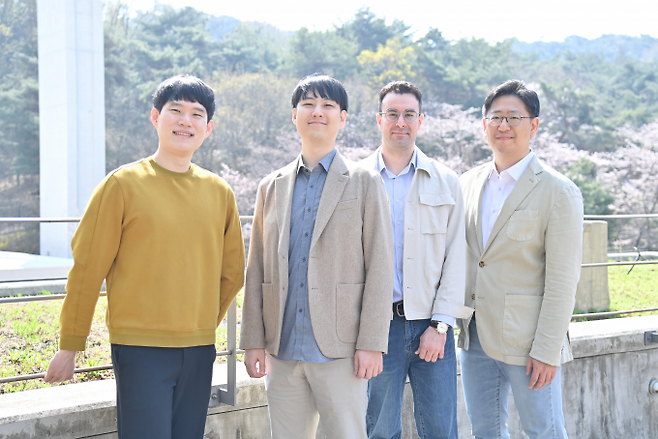 허성훈 KIST 선임연구원, 송현철 고려대 교수 공동 연구팀 단체 사진. KIST 제공