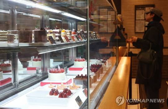 한 투썸플레이스 매장에서 고객이 제품을 구매하고 있다. 연합뉴스