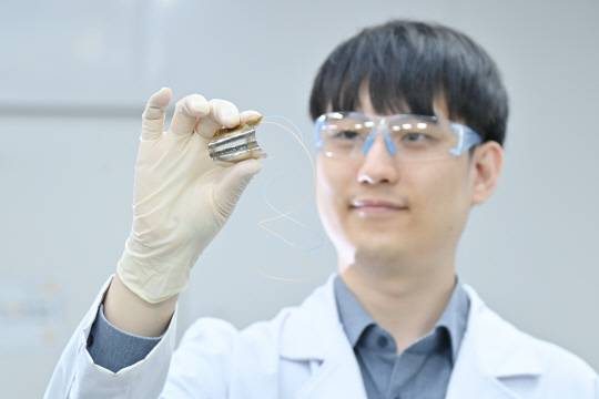 한국과학기술연구원(KIST)은 초음파를 활용해 구부러져도 성능이 유지되는 생체 친화 초음파 수신기를 개발했다. 연구진이 개발한 수신기 소자의 유연성을 시연하고 있다. KIST 제공