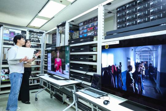 LG유플러스 직원들이 대전 R&D센터에 위치한 'NW연동 시험실'에서 네트워크 장비와 셋톱박스 간 연동에 이상이 없는지 점검하고 있다. LG유플러스 제공