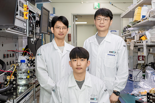 주요 연구진 . 뒷줄 왼쪽부터 소순용 책임연구원(교신저자), 유덕만 책임연구원(교신저자), 이창진 학생연구원(1저자).