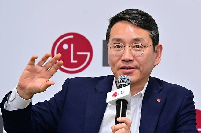 조주완 LG전자 CEO가 지난 1월 8일(현지시간) 미국 라스베이거스에서 열린 기자간담회에서 사업 전략을 소개하고 있다.
