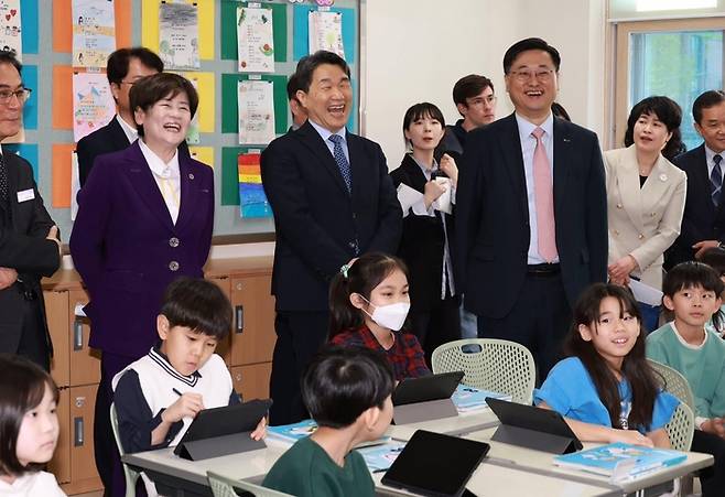 4월 10일 대구 용계초등학교에서 진행된 AIDT 활용 공개 수업에서 이주호 부총리, 강은희 교육감 등 참석자들이 참여 수업을 참관하고 있다. (교육부 제공)