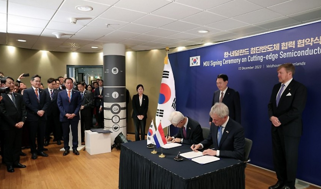 경계현 전 삼성전자 디바이스솔루션(DS) 부문장 사장과 피터 베닝크 전 ASML 최고경영자(CEO)가 지난 2023년 12월 네덜란드 벨트호벤 소재 ASML 본사에서 차세대 반도체 제조기술 R&D센터 설립 양해각서(MOU)를 체결하고 있다.